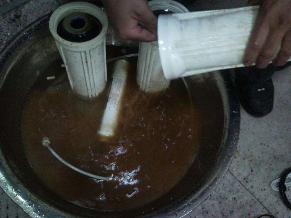 如何確定濾芯達到該更換的使用壽命？